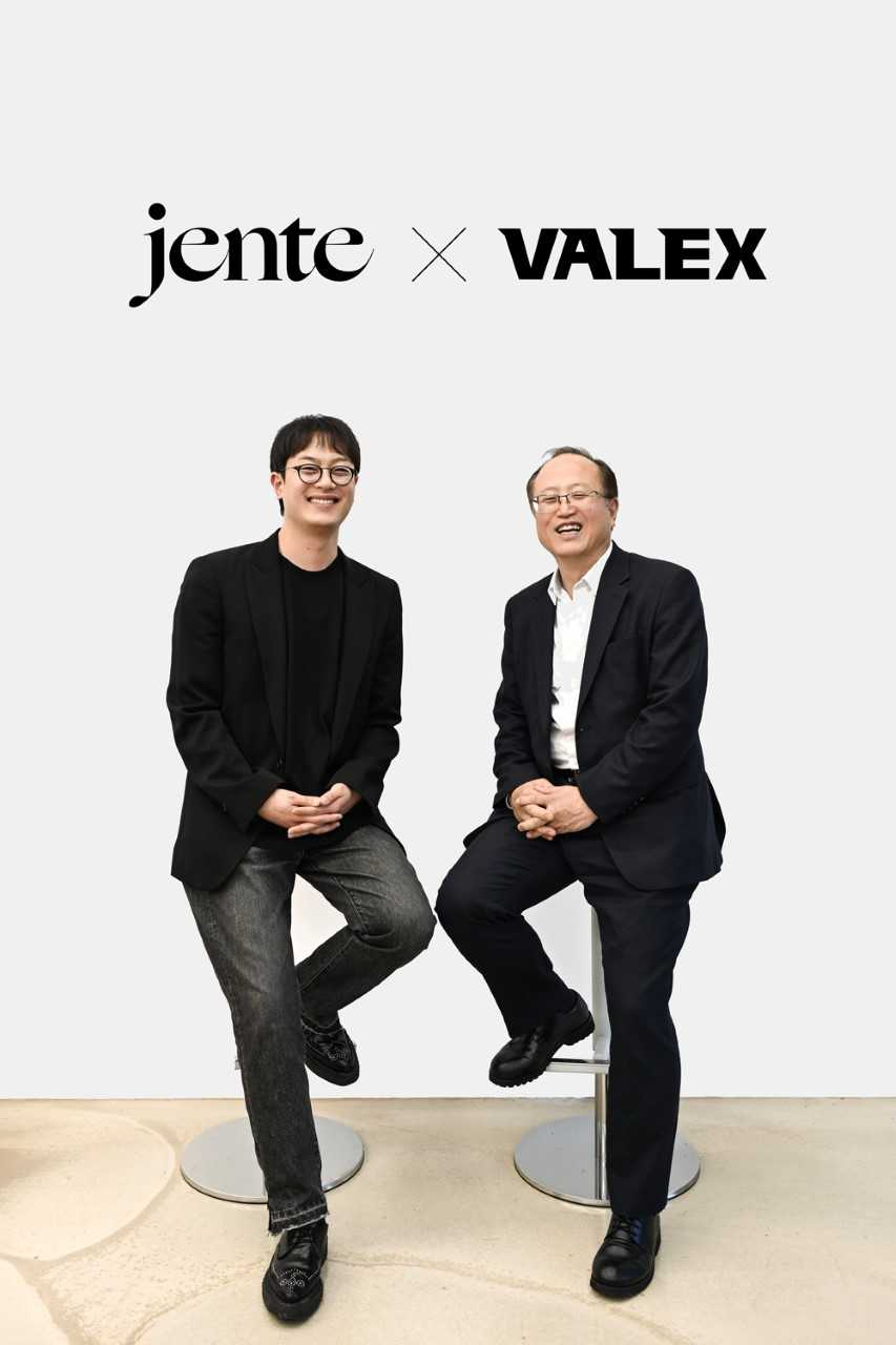 명품 플랫폼 젠테는 특수물류 전문기업 발렉스와 압구정 젠테빌딩에서 '프리미엄 배송' 업무협약을 체결했다고 밝혔다. 사진은 협약식에서 젠테 김정엽(왼쪽부터) COO와 발렉스 장용석 전무. [젠테제공]