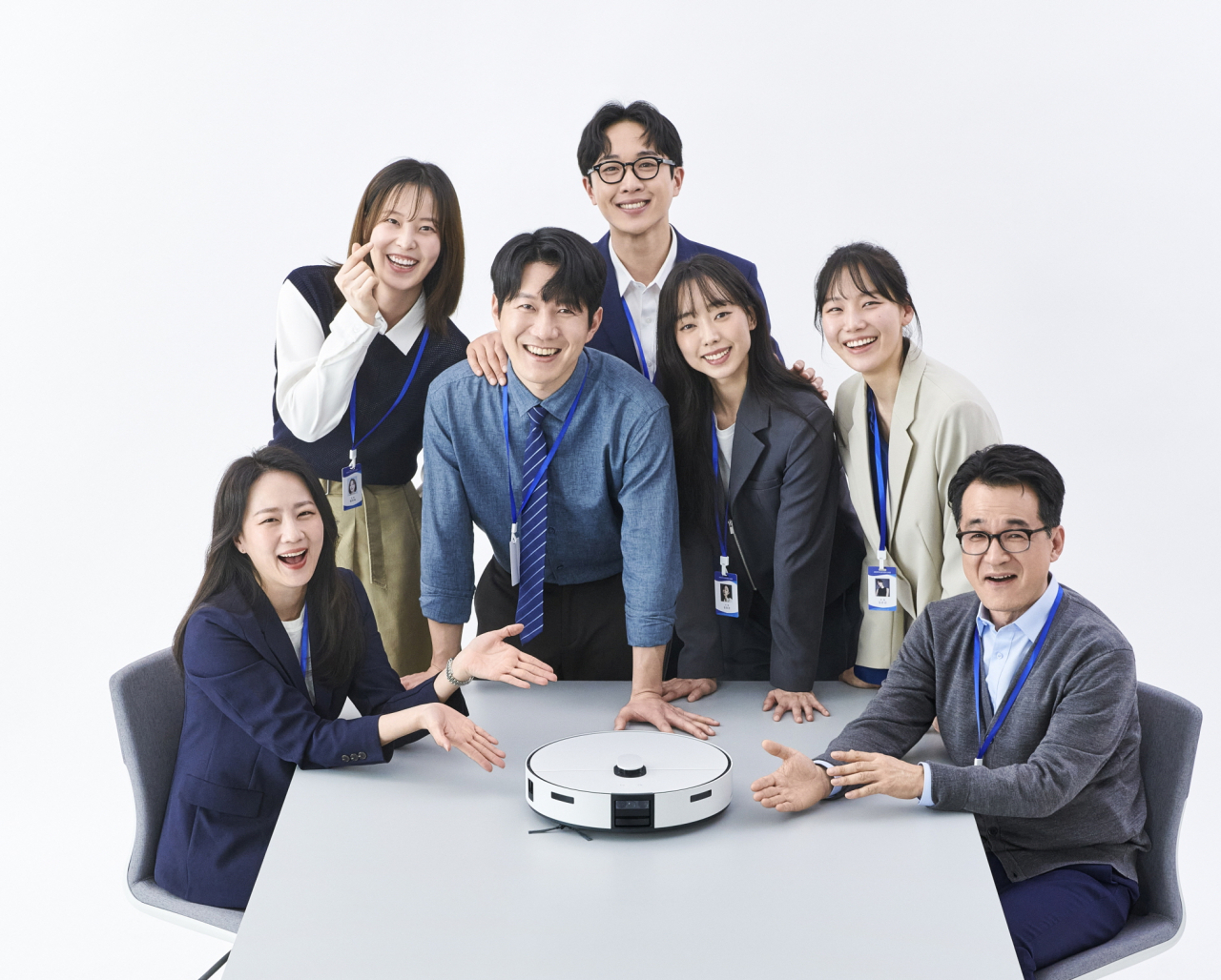삼성전자가 16일부터 ‘기프트 펀딩(Gift Funding)’ 캠페인을 시작했다. 사진은 펀딩 참여자의 지인들이 로보청소기 ‘비스포크 AI 스팀’을 선물하는 모습. [삼성전자 제공]