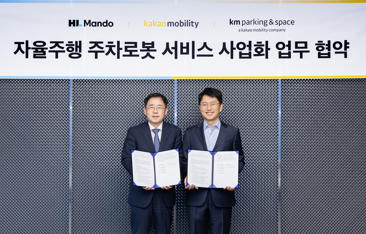 조성현(왼쪽) HL만도 부회장과 류긍선 카카오모빌리티 대표가 협약 체결 후 기념촬영을 하고 있다. [HL만도 제공]
