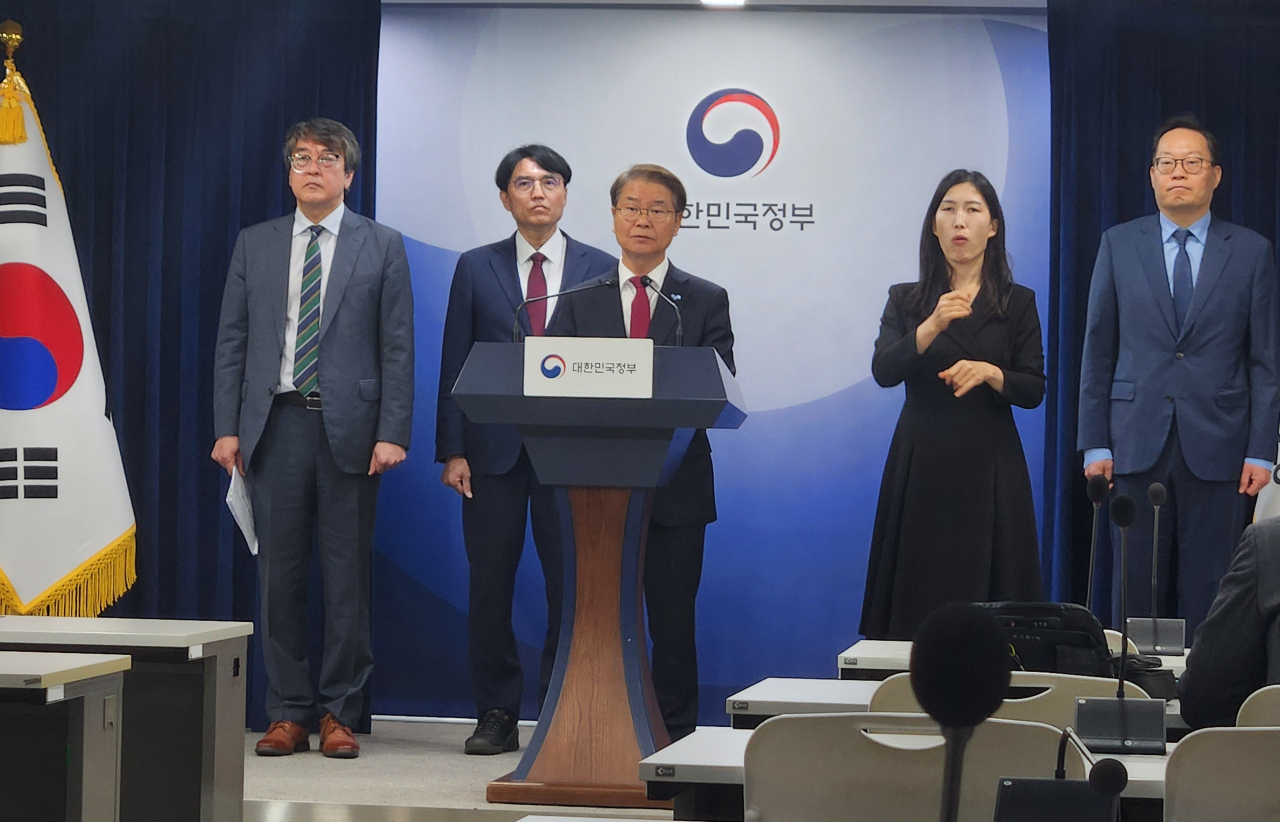 이정식 고용노동부 장관이 16일 정부서울청사에서 지난 14일 윤석열 대통령의 민생토론회에서 언급된 대통령 지시사항에 대한 향후 추진계획을 발표하고 있다. [고용노동부 제공]