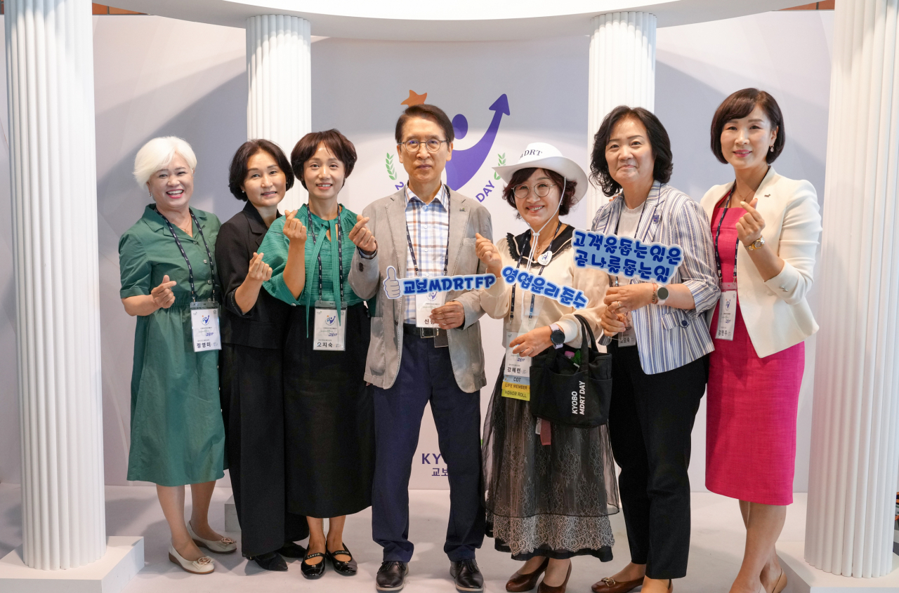 지난 14일 충남 천안 계성원에서 열린 ‘2024 교보 MDRT DAY’에서 신창재 교보생명 대표이사 겸 이사회 의장(가운데)이 교보 MDRT FP들과 기념촬영을 하고 있다.