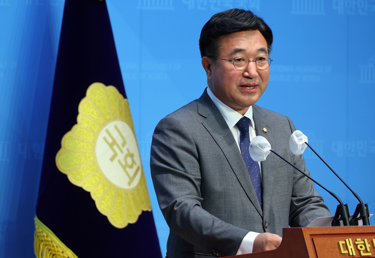 윤호중 더불어민주당 의원이 13일 오전 국회 소통관에서 열린 원포인트 개헌 요구 기자회견에서 발언하고 있다. [연합]