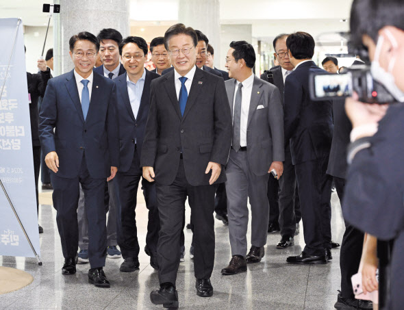이재명(가운데) 더불어민주당 대표가 16일 서울 여의도 국회의원회관에서 열린 제22대 국회 전반기 의장 선출을 위한 당선자 총회에 참석하고 있다. 이 대표는 이날 휴가를 마치고 당무에 복귀했다. 이상섭 기자