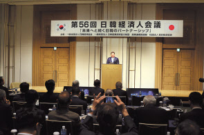 최태원 대한상공회의소 회장 겸 SK그룹 회장이 14일 일본 도쿄에서 막을 올린 제56회 한일경제인회의에서 한국 측 기조연설자로 나서 발표하고 있다. 도쿄=김현일 기자