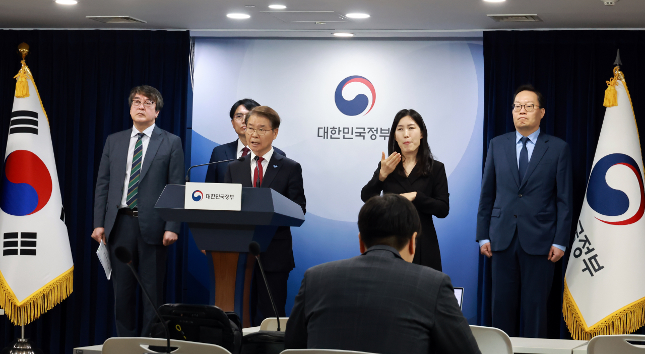 이정식 고용노동부 장관이 16일 정부서울청사에서 브리핑을 열고 지난 14일 윤석열 대통령의 민생토론회에서 언급된 대통령 지시사항에 대한 추진계획에 대해 설명하고 있다. [고용노동부 제공]