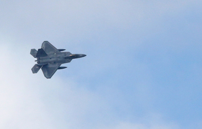 한국 공군의 스텔스전투기 F-35A 프리덤나이트가 미국 공군의 스텔스전투기 F-22 랩터와 함께 16일 중부지역 상공에서 5세대 전투기 연합훈련을 실시했다. 한반도에 전개한 F-22의 비행 모습. 자료사진. [헤럴드DB]