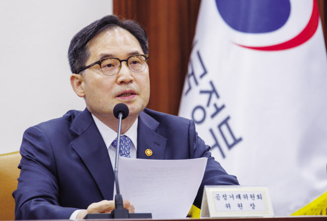 한기정 공정거래위원회 위원장은 16일 정부세종청사에서 출입기자단 간담회에서 ‘플랫폼 공정경쟁 촉진법’입법을 재추진한다고 밝혔다. 가칭 플랫폼법은 핵심인 ‘사전지정제도’에 대한 업계 반발에 부딪혀 입법이 잠정 보류됐었다. [연합]