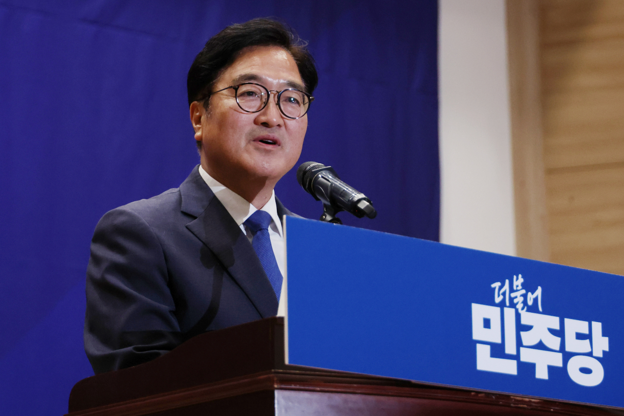 더불어민주당 국회의장 후보로 선출된 우원식 의원이 16일 오전 국회 의원회관에서 열린 제22대 전반기 국회의장단 후보 선출을 위한 당선자 총회에서 수락 연설을 하고 있다. 연합뉴스