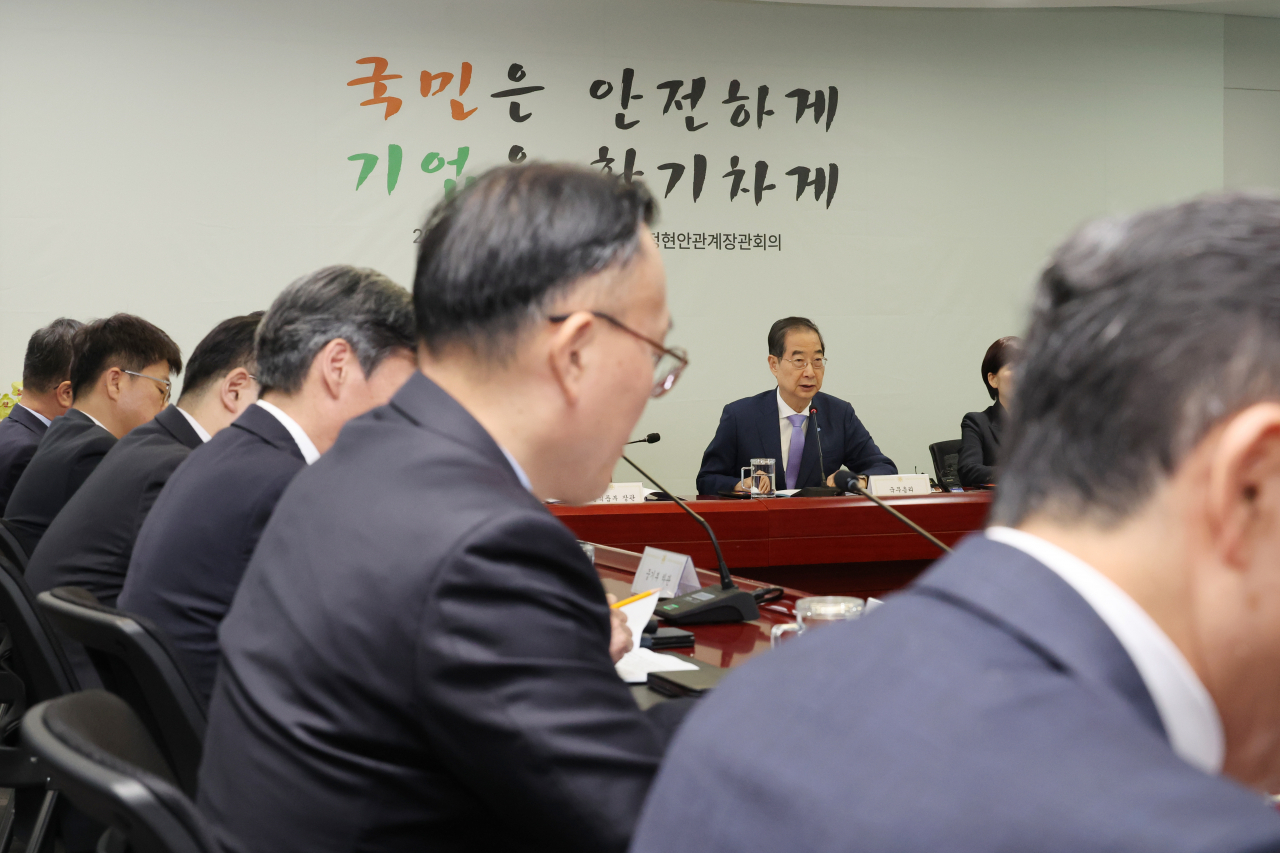 한덕수 국무총리가 16일 인천 중구 인천공항본부세관 특송물류센터에서 열린 제39회 국정현안관계장관회의에서 발언하고 있다.[연합]