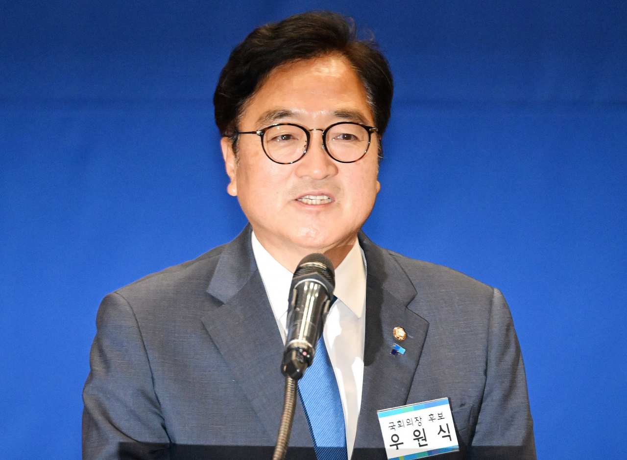 더불어민주당 국회의장 후보로 선출된 우원식 후보가 16일 오전 서울 여의도 국회 의원회관에서 열린 제22대 전반기 국회의장단 후보 선출을 위한 당선자 총회에서 인사말을 하고 있다. 이상섭 기자