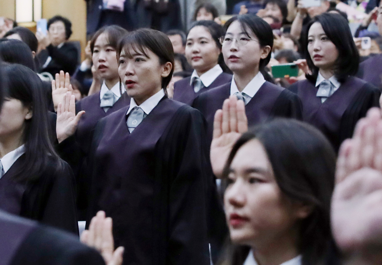 지난 해 10월 서울 서초구 대법원에서 열린 신임 법관 임명장 수여식에서 신임 법관들이 선서를 하고 있다. [뉴시스]