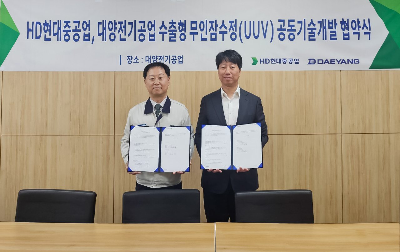 권순돈(왼쪽부터) 대양전기공업 권순돈 SI사업부장, 이상봉 HD현대중공업 특수선사업부 담당 임원이 최근 ‘수출형 무인잠수정 공동 기술개발 협약(MOA)’을 체결하고 기념 촬영을 하고 있다. [HD현대중공업 제공]