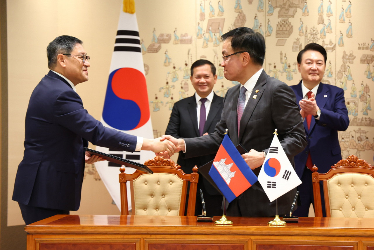 최상목 경제부총리 겸 기획재정부 장관과 쏙 쩐다 소피어 캄보디아 부총리 겸 외교국제협력부 장관이 16일 서울 용산 대통령실 청사에서 윤석열 대통령과 훈 마넷 캄보디아 총리가 배석한 가운데 열린 문서 서명식에서 '대외경제협력기금 차관에 관한 기본약정의 개정의정서'에 서명 뒤 악수를 하고 있다. [연합]