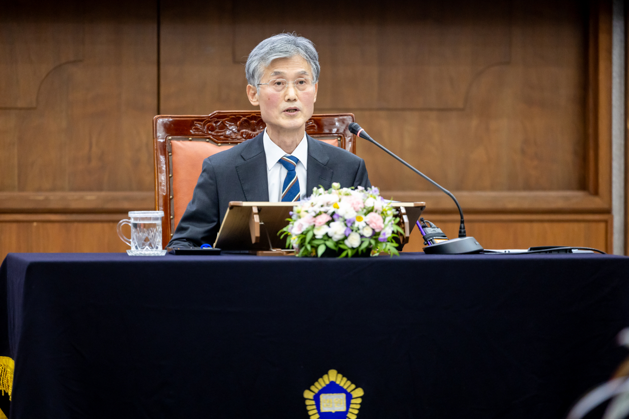 조희대 대법원장이 16일 오후 서울 서초구 서울고등법원에서 열린 격려방문 법관 간담회에서 모두발언을 하고 있다. [연합]