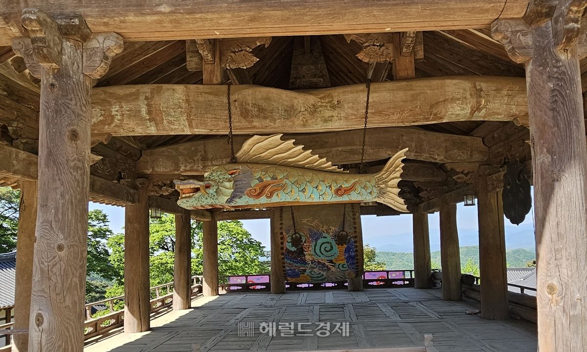 범종루 2층. 법고와 목어 운판 등이 걸려 있다.