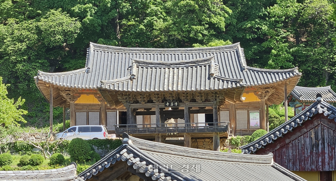 멀리서 바라본 안양루와 그 뒤에 있는 무량수전