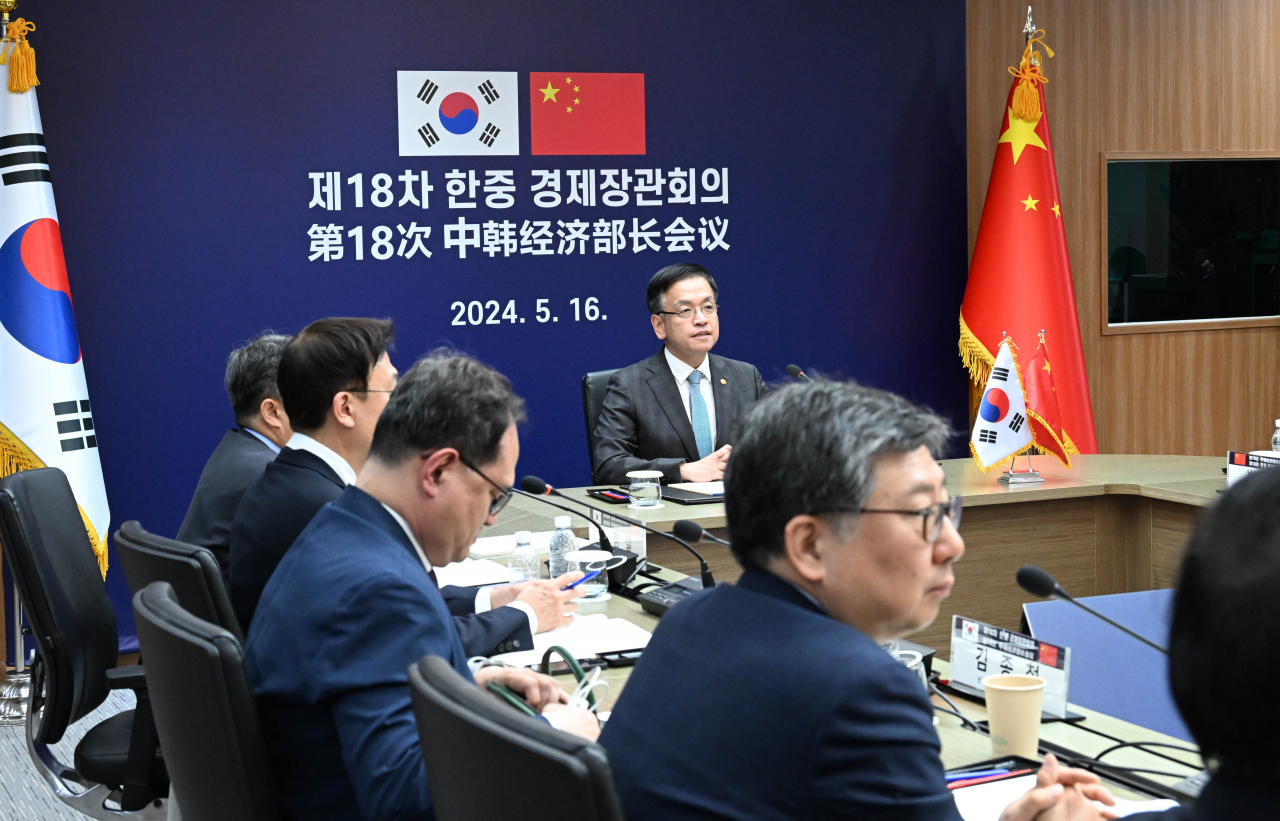 최상목 부총리 겸 기획재정부 장관이 5월 16일 서울 영등포구 한국수출입은행에서 중국 정산제 국가발전개혁위 주임과 서울-북경 화상으로 열린 '제18차 한-중 경제장관회의'에 참석, 마무리 발언을 하고 있다. [기획재정부 제공]
