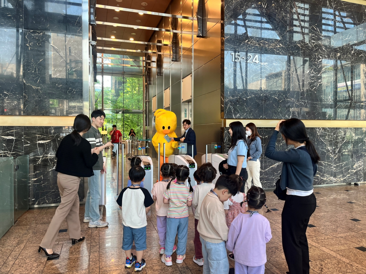 지난 13일 GS리테일의 직장 내 어린이집 푸르니 어린이집 소속 원아들이 본사 건물에서 진행하는 행사에 참여하기 위해 모였다. [GS리테일 제공]