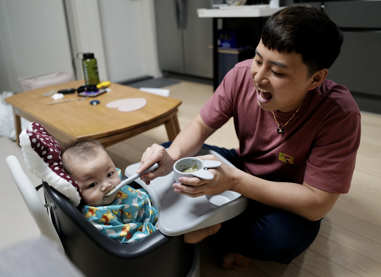 2019년 12월 박지웅 롯데지주 홍보팀 책임이 아이에게 유아식을 먹이고 있다. [롯데그룹 제공]