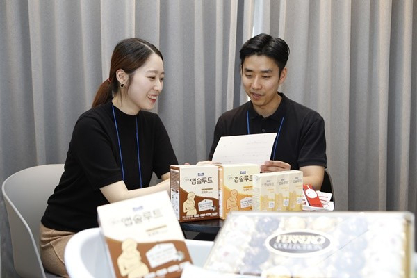 매일유업 임직원들이 예비부모를 위한 육아정보를 제공하는 1박2일 태교여행인 ‘베이비문’ 행사를 살펴보고 있다. [매일유업 제공]