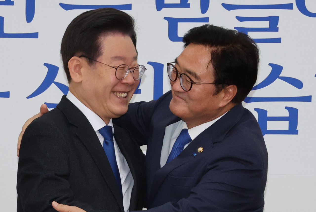 이재명(왼쪽) 더불어민주당 대표와 국회의장 후보로 선출된 우원식 의원이 16일 오후 서울 여의도 국회 당대표실에서 만나 포옹하고 있다. [연합]