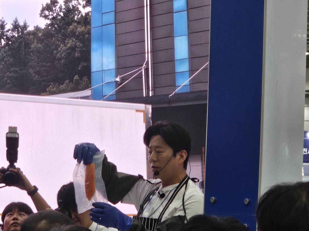 ‘2024 서울국제수산식품전시회(Seoul Seafood show 2024)’ 부일 부스에서 강레오 셰프가 행사를 진행하고 있다. 김벼리 기자