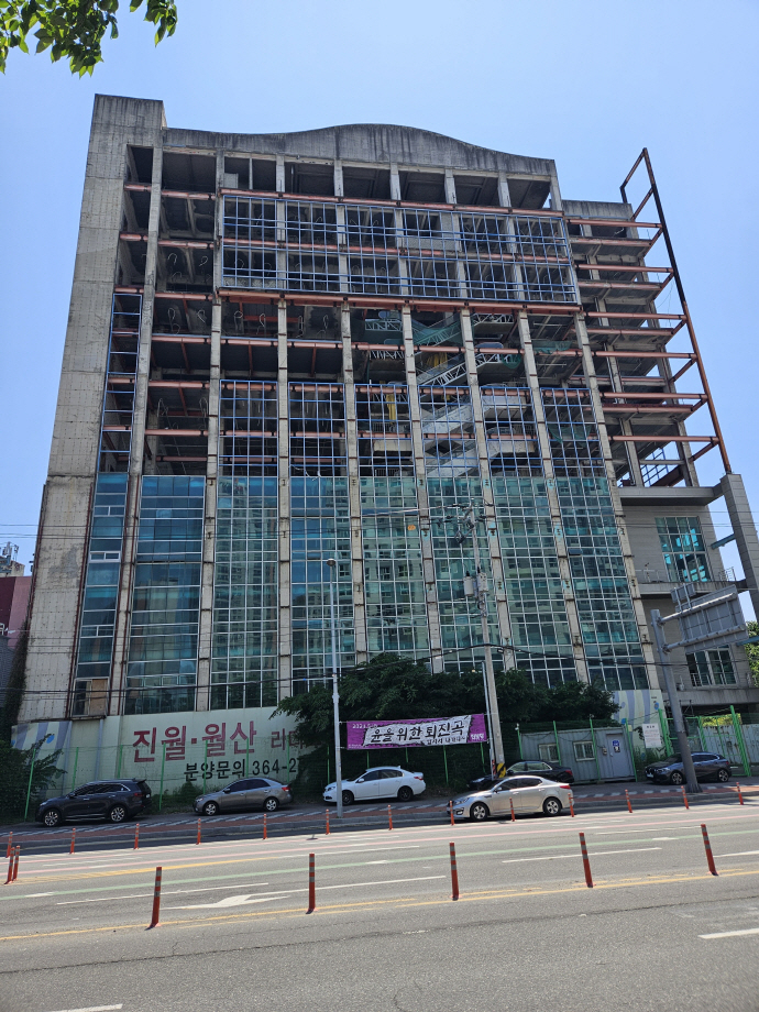 광주 서구 농성동 내 장기 방치됐던 철골건물이 리모델링을 거쳐 새롭게 태어날 전망이다.