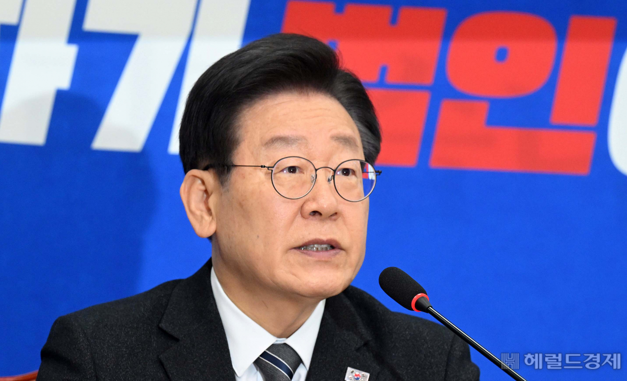 이재명 더불어민주당 대표가 17일 서울 여의도 국회에서 열린 최고위원회의에 참석해 발언하고 있다. 이상섭 기자