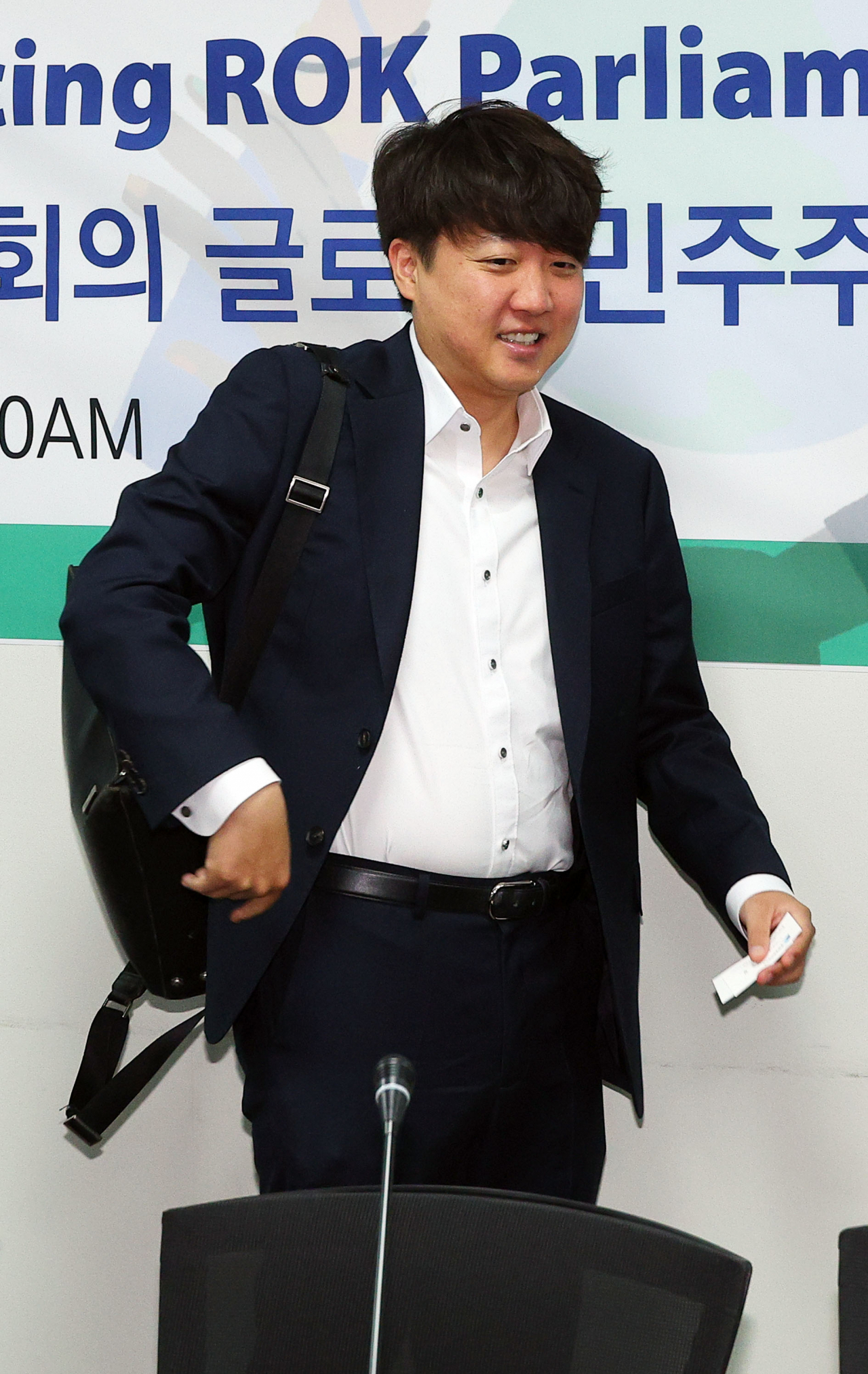 개혁신당 이준석 대표가 16일 오전 국회 의원회관에서 동아시아연구원(EAI) 주최로 열린 글로벌 민주주의 지원전략 간담회에 참석하고 있다. [연합]