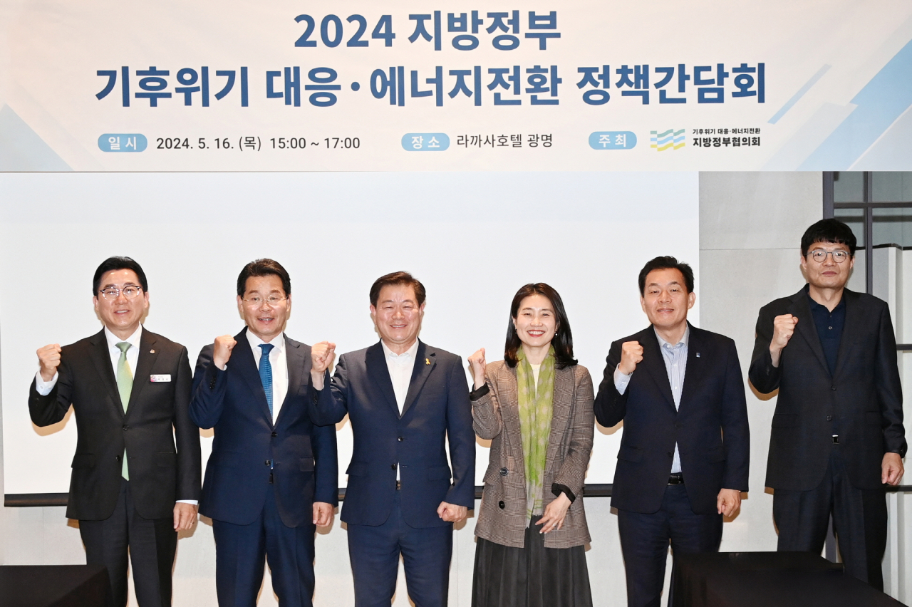 이재준 시장(오른쪽 2번째)과 참석자들이 함께하고 있다.[수원시 제공]