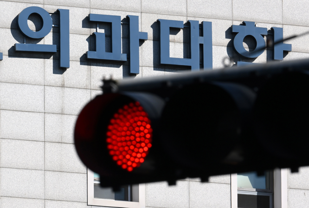 서울 서대문구 세브란스병원 앞 신호등에 빨간색 불이 켜져 있다. 이상섭 기자