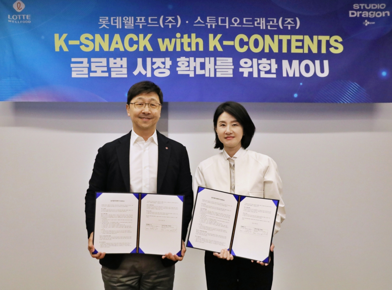 이창엽(왼쪽) 롯데웰푸드 대표와 김제현 스튜디오드래곤 대표가 양해각서 체결 후 기념사진을 촬영하고 있다. [롯데웰푸드 제공]