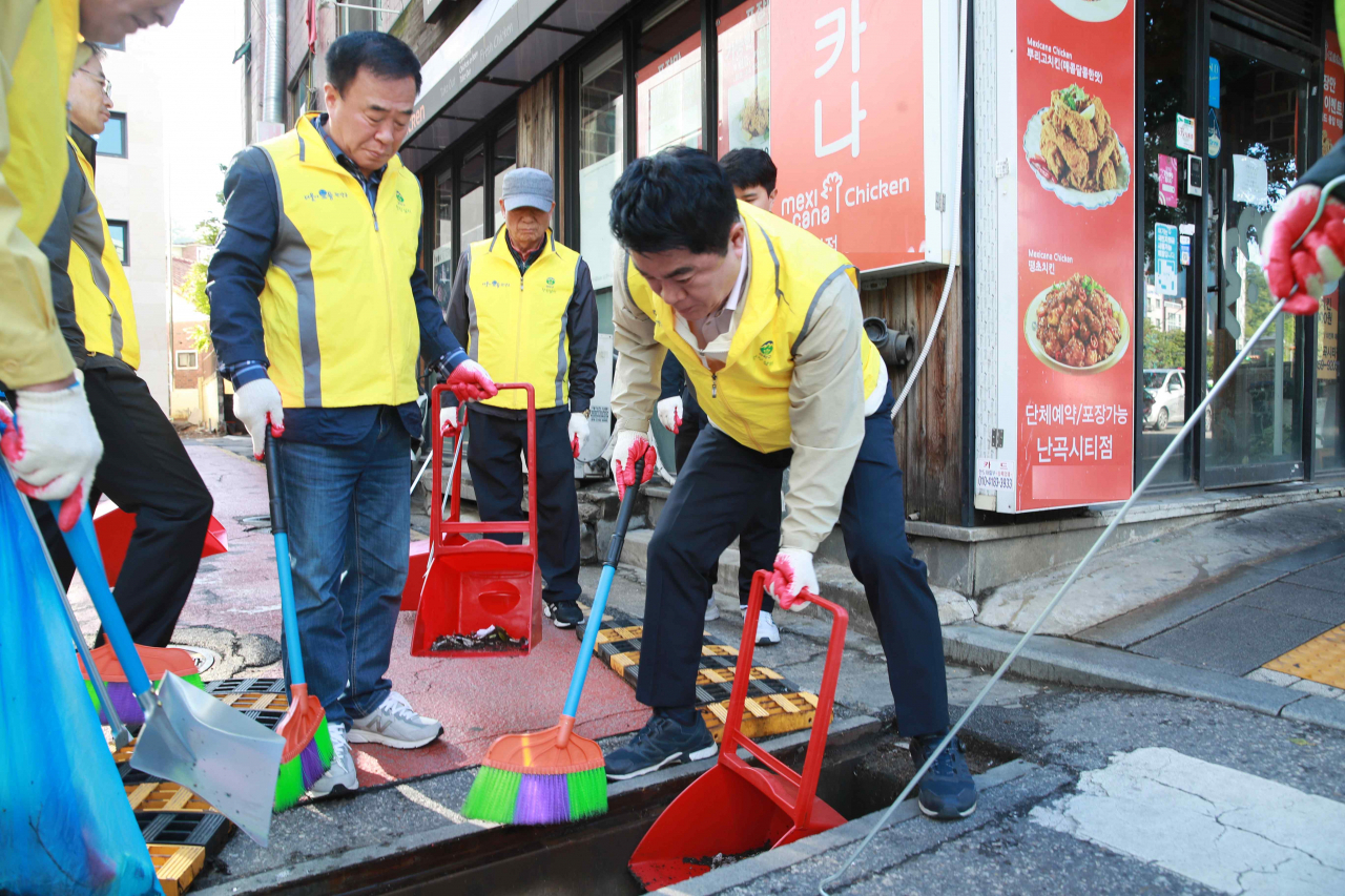 서울 관악구는 전날 구민들과 함께 빗물받이 정비를 실시했다고 17일 밝혔다.[관악구 제공]