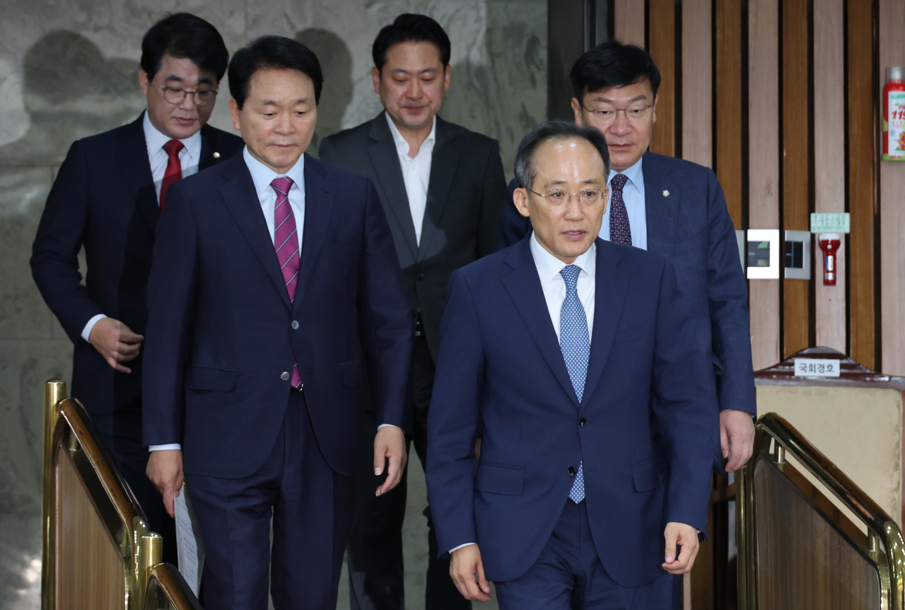 추경호 국민의힘 원내대표와 성일종 사무총장 등 원내지도부가 17일 오전 서울 여의도 국회에서 열린 원내대책회에 참석하고 있다. [연합]