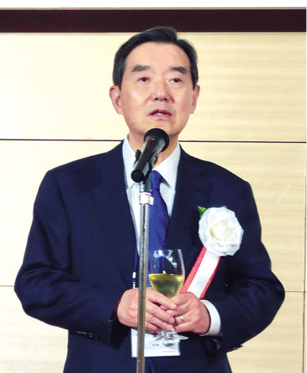 김윤 한일경제협회 회장(삼양홀딩스 회장)이 14일 일본 도쿄 오쿠라호텔에서 열린 제56회 한일경제인회의 환영 리셉션에서 인사말을 하고 있다. [한일경제협회 제공]