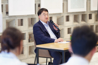 이우현 OCI 회장이 14일 OC홀딩스 출범 1주년 기자간담회에서 발언하고 있다. [OCI홀딩스 제공]