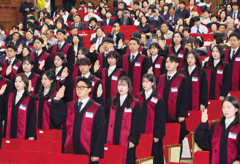 이달 1일 정부과천청사에서 열린 신임 검사 임관식에서 임명장을 받은 신임 검사들이 선서를 하고 있다. [연합]