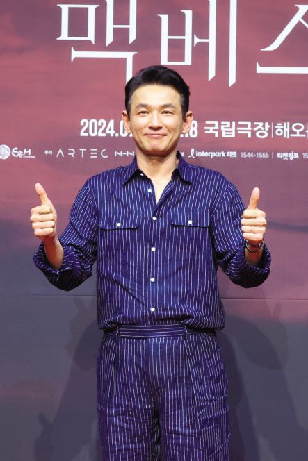 배우 황정민이 최근 서울 중구 국립극장에서 열린 연극 맥베스 제작발표회에서 포즈를 취하고 있다. [연합]