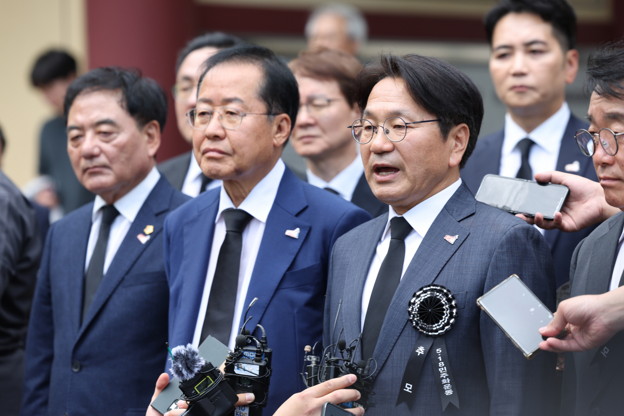 5·18묘지 찾은 홍준표 “국회서 오월정신 헌법 수록해야”