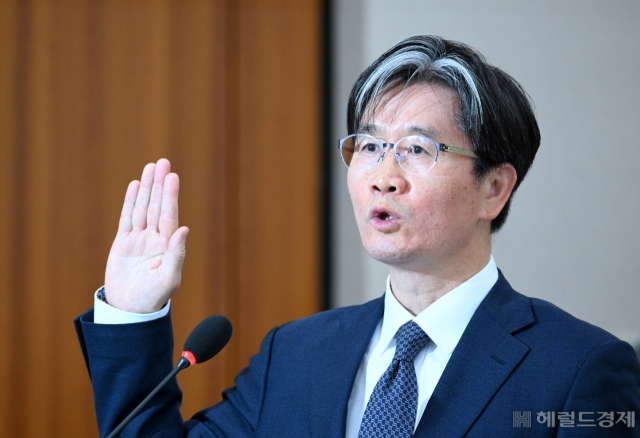 오동운 고위공직자범죄수사처장 후보자가 17일 오전 서울 여의도 국회 법제사법위원회에서 열린 인사청문회에서 선서하고 있다. 이상섭 기자