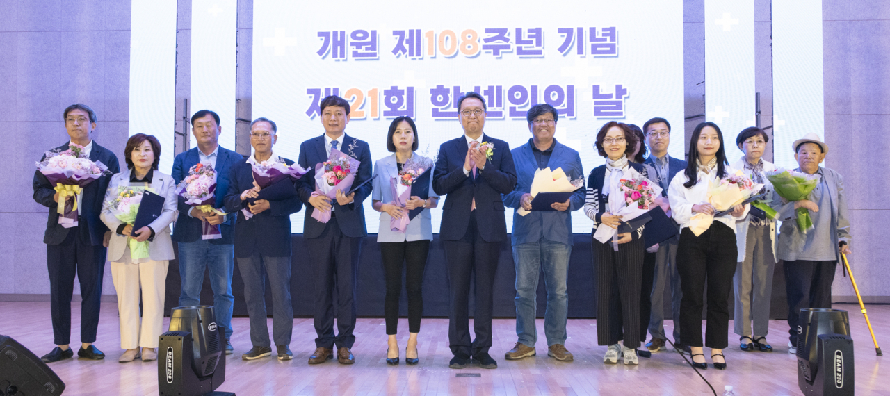 17일 전남 고흥 국립소록도병원 복합문화센터에서 열린 ‘제21회 한센인의 날 기념행사’에서 박민수 보건복지부 제2차관(가운데)과 유공자들이 기념촬영을 하고 있다.[보건복지부 제공]