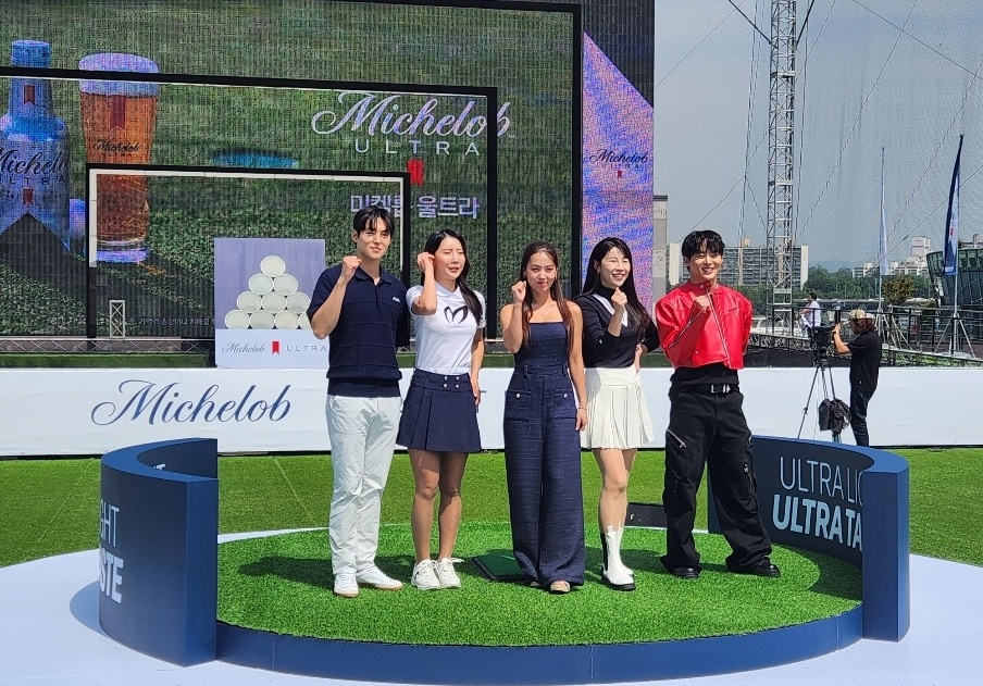 17일 서울 한강 예빛섬 ‘울트라 샷 챌린지’ 행사에 참여한 인플루언서들. 왼쪽부터 안무가 백구영, 프로골퍼 최예지, 배우 김희정, 아나운서 김우림, 모델 이상윤. 정석준 기자