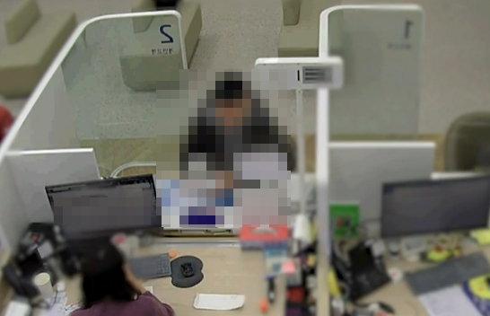 지난달 13일 서울 동작구 기업은행 보라매지점에서 8000만원을 인출하려던 보이스피싱 인출책이 직원의 눈썰미에 덜미를 잡혔다. [연합]
