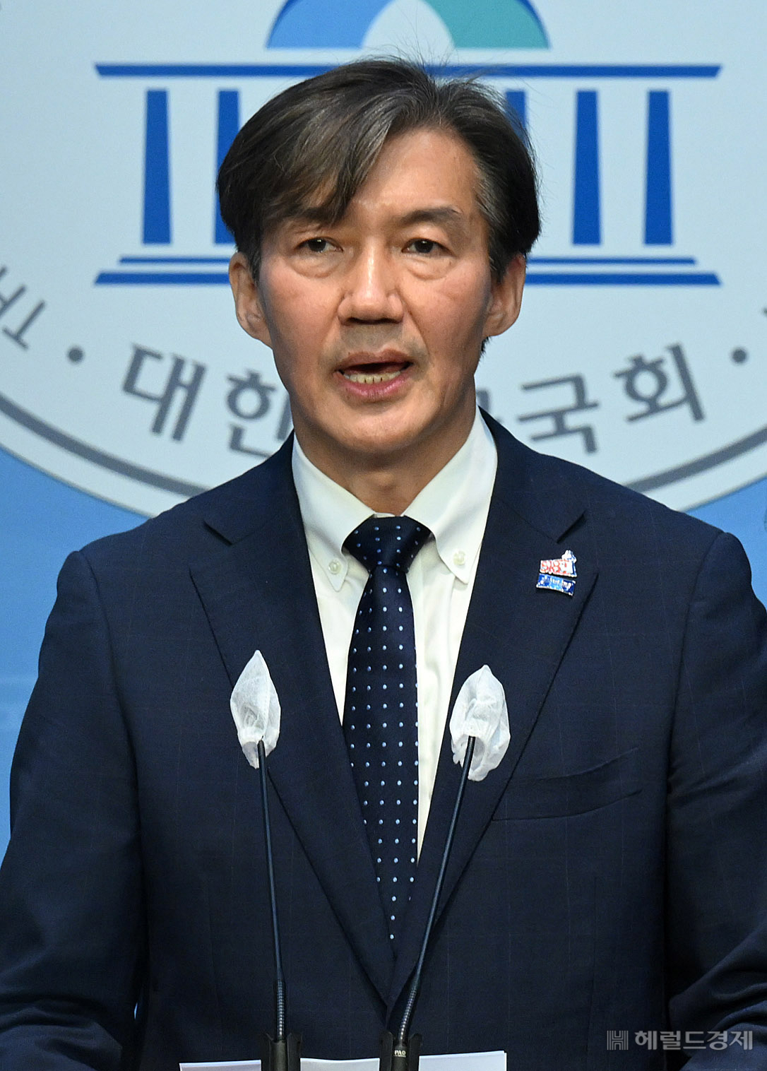 조국 조국혁신당 대표를 비롯한 당선인들이 17일 서울 여의도 국회 소통관에서 기자회견을 열고 국회 개헌특위 설치 및 제7공화국 개헌을 제안하고 있다. 조 대표는 헌법 전문에 부마민주항쟁, 5·18민주화운동, 6·10민주항쟁 수록과 대통령 4년 중임제 변경, 검사 영장 신청권 삭제 등을 주장했다. 이상섭 기자