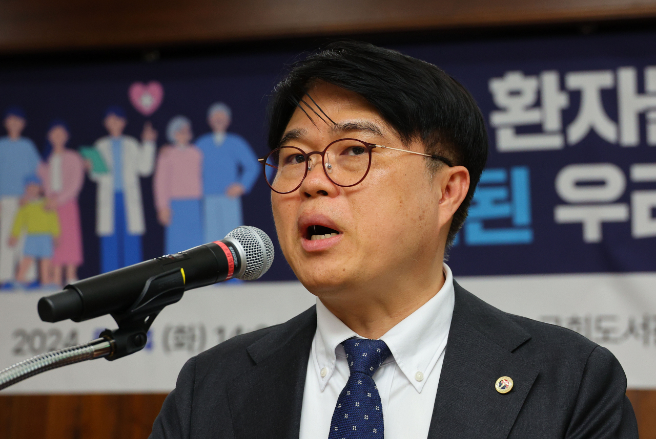 임현택 대한의사협회 회장이 지난 14일 오후 국회도서관에서 서울대 의과대학·서울대 비상대책위원회 주최로 열린 ‘국민-환자들이 원하는 개선된 우리나라 의료 시스템’ 공청회에서 발언하고 있다. [연합]