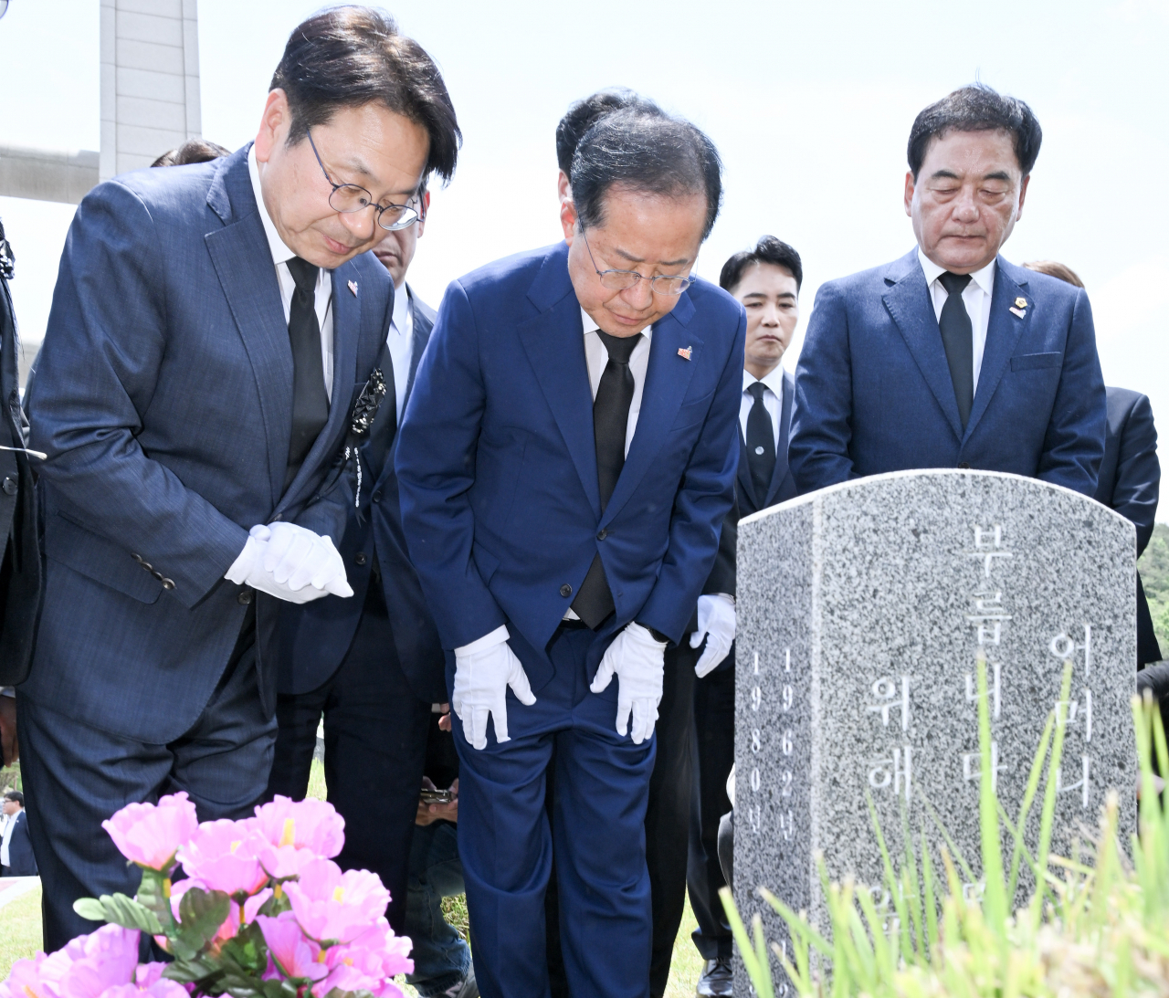 홍준표 대구시장이 17일 국립 5·18민주묘지를 찾아 광주민주항쟁의 숭고한 희생정신을 기리고 희생자를 추모했다.[대구시 제공]