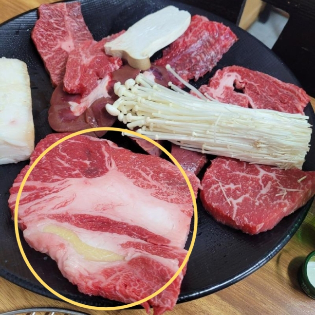 A씨가 지난 16일 제주 한 고깃집에서 주문한 10만원짜리 한우모둠구이. [온라인 커뮤니티 캡처]