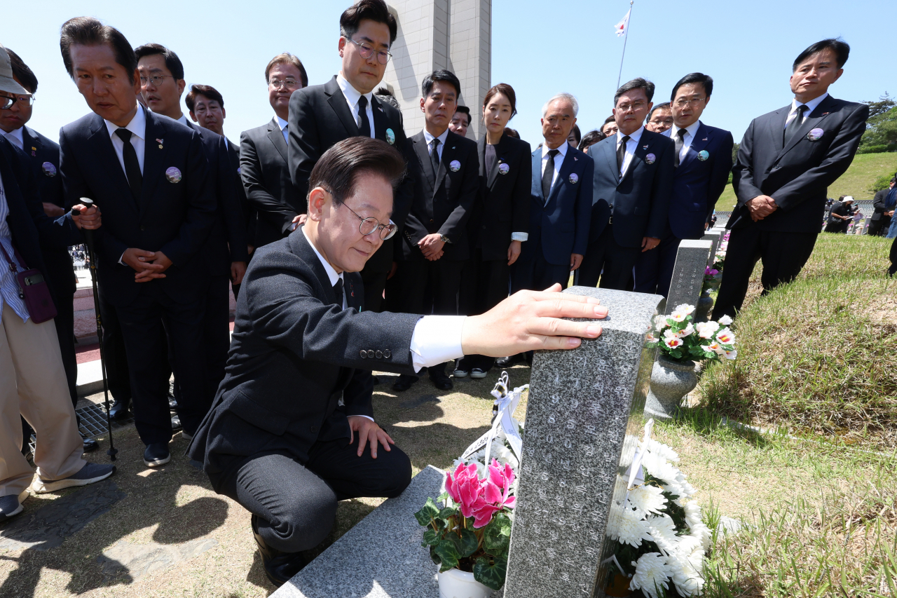 “공약 안 지키는 건 사기보다 엄중”…‘5·18 헌법 수록’ 尹에 날 세운 이재명[이런정치]