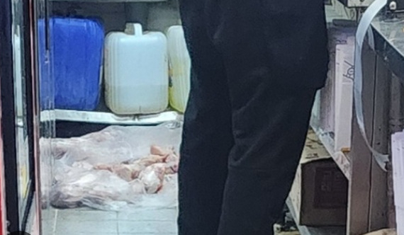 바닥에 널브러진 생닭 [연합뉴스]