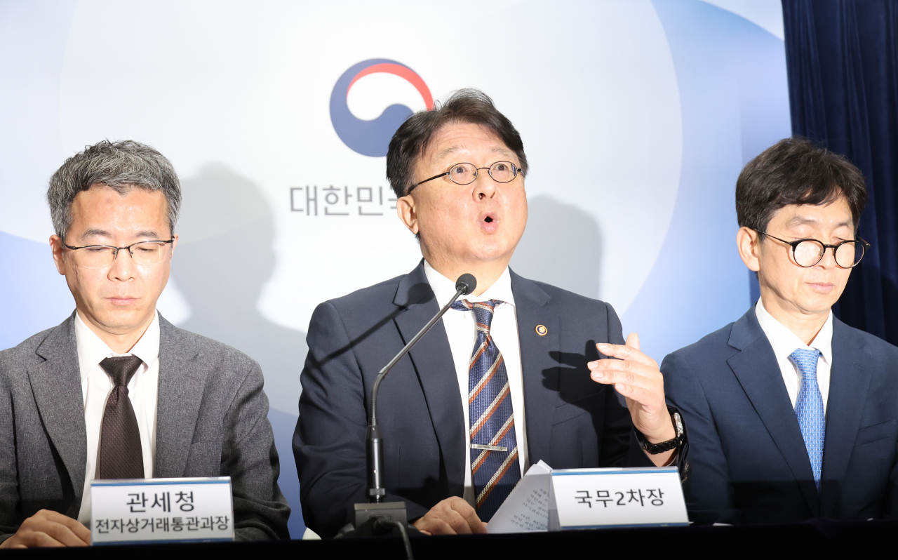 이정원 국무조정실 국무2차장이 19일 정부서울청사에서 해외직구 관련 추가 브리핑을 하고 있다. [연합]